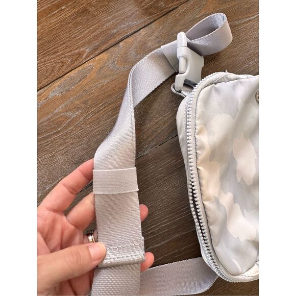 Lululemon Everywhere Belt Bag in Camo - Picture 9 of 10